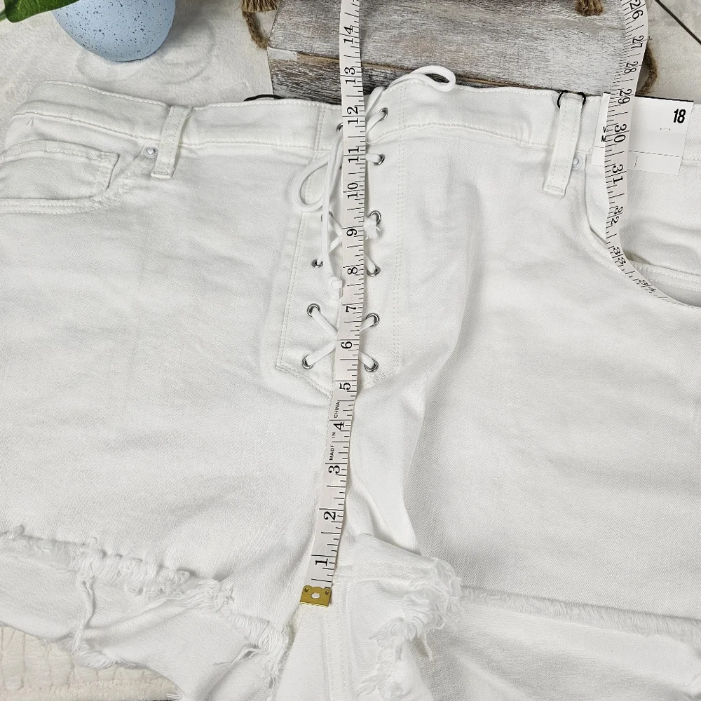 Express Shorts Mid Rise - Picture 3 of 12